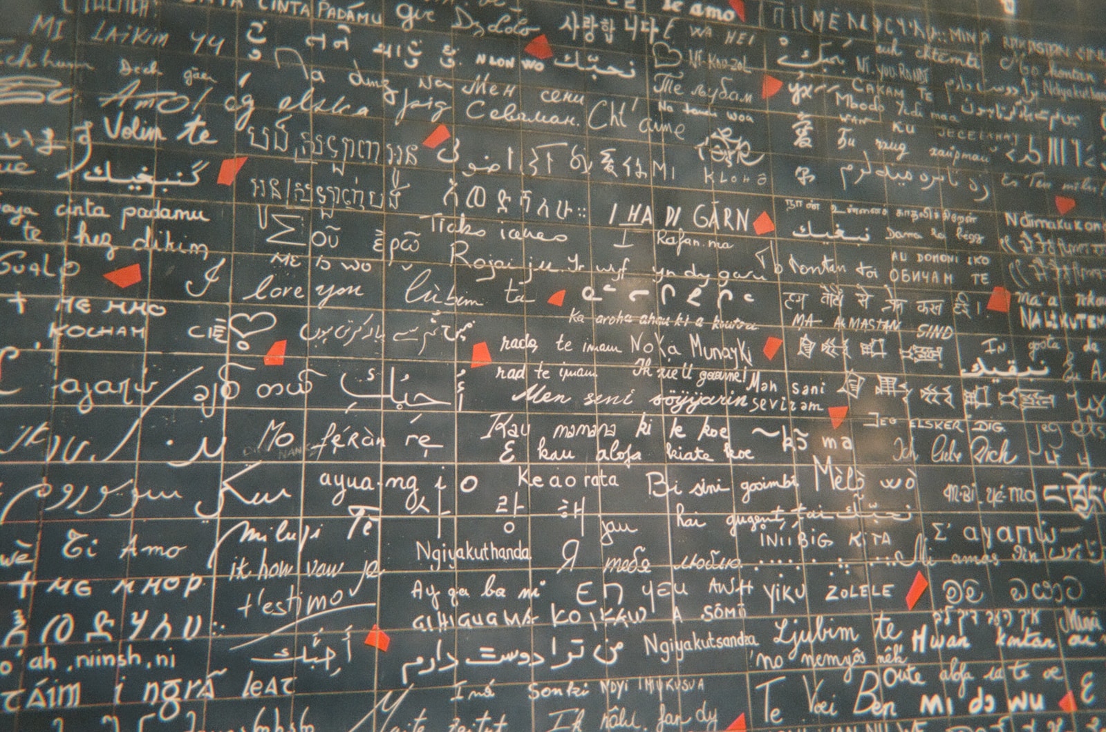 Le “Mur des je t’aime” à Montmartre : un endroit romantique à ne pas manquer